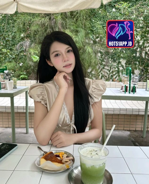 Amelia Hall-HOT51APP.ID
