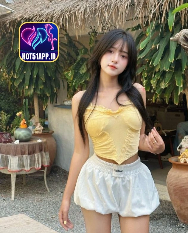 Ella Lewis-HOT51APP.ID